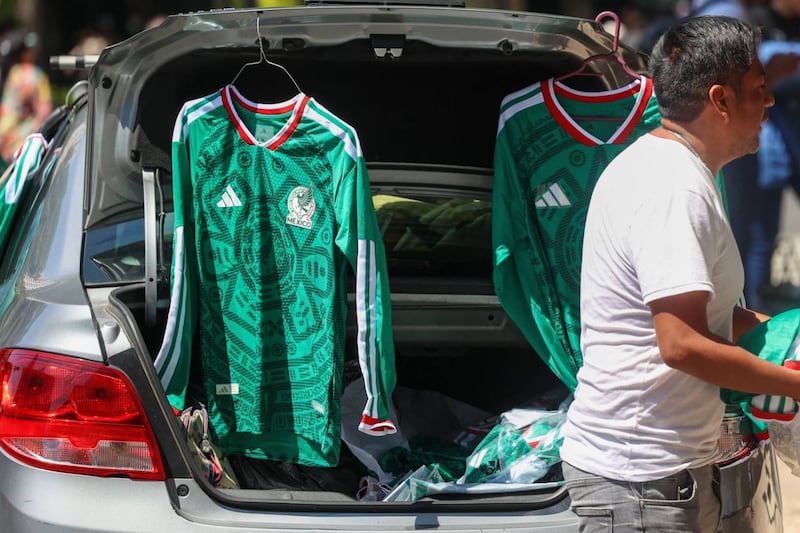 Se acabó el ‘llévele, llévele’: ‘Merch’ pirata sobrevive en Estadio CDMX a escondidas