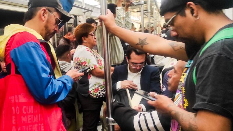 ‘Está colapsada’: Usuarios de la Línea 3 del Metro de CDMX esperan más de 15 minutos