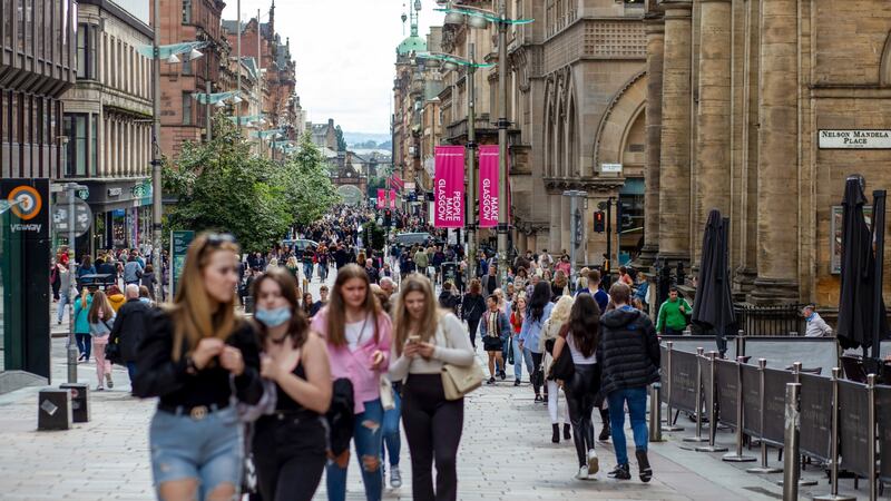 ¡Bravo, centennials! Manejan mejor sus finanzas que millenials y baby boomers