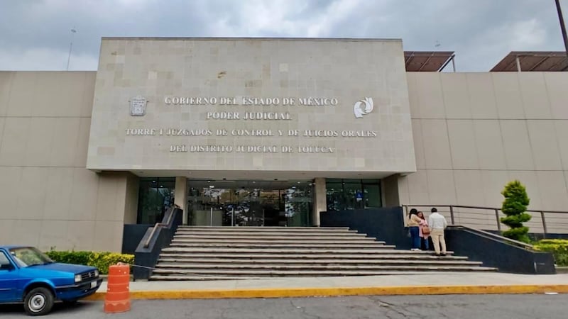 Procesan a 12 exfuncionarios de la administración de Alfredo del Mazo por venta de plazas de maestros