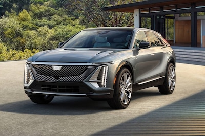 Cadillac Lyriq V 2026 gris vista frontal SUV eléctrico de lujo 615 hp doble motor eléctrico 0 a 100 kmh en 3.5 segundos auto de producción más rápido de la historia de Cadillac.