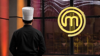 La nueva temporada de 'MasterChef 24/7' llegó a su tercera eliminación. (Foto: ChatGPT/Cortesía)