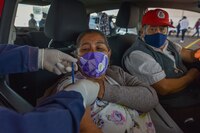 México aplica 473,907 nuevas dosis de vacuna COVID; van 15.4 millones en total
