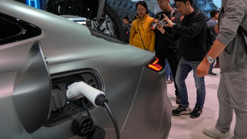 Guerra de Trump revive los autos eléctricos: Elevados precios de gasolina cambian las compras