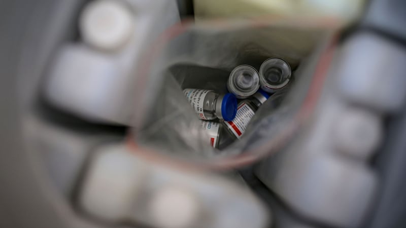 Francia se suma a llamado para reducir protecciones de patente de vacunas COVID