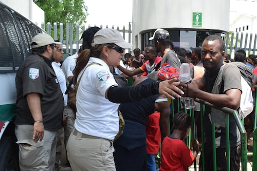 Migrantes cubanos incendian estación Siglo XXI, en Chiapas, para evitar ser deportados