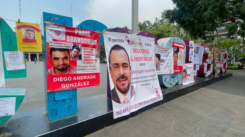 ‘Las otras madres’ exhiben tendedero de deudores alimentarios en letras de Cuernavaca