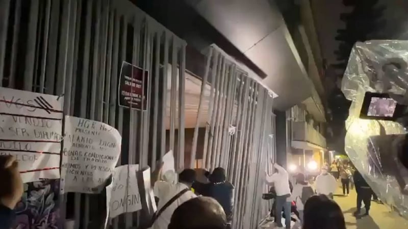 Trabajadores del IMSS dan portazo a la sede de su sindicato nacional en CDMX; ¿Por qué protestan?