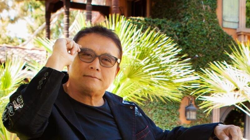 Robert Kiyosaki predice cuándo colapsará el dólar y recomienda comprar bitcoin