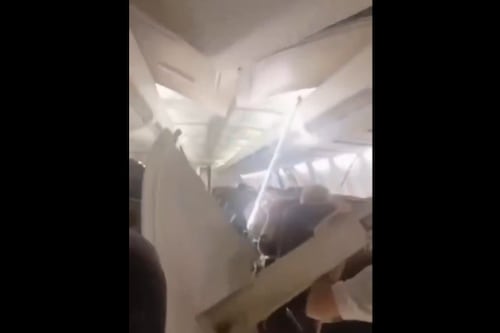 (VIDEO) ‘Terror’ en vuelo de Irán: Turbulencia destroza el techo de un avión durante aterrizaje forzoso