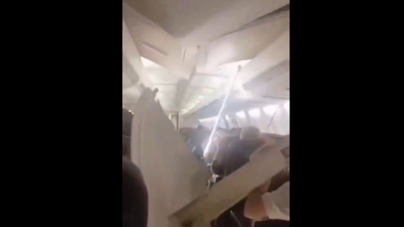 (VIDEO) ‘Terror’ en vuelo de Irán: Turbulencia destroza el techo de un avión durante aterrizaje forzoso
