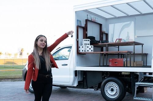 Maestra visita a sus alumnos de escasos recursos en 'salón de clases móvil' en Aguascalientes