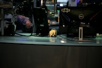 Wall Street ‘se resbala’, cierra con pérdidas ante análisis de la Fed sobre inflación en EU
