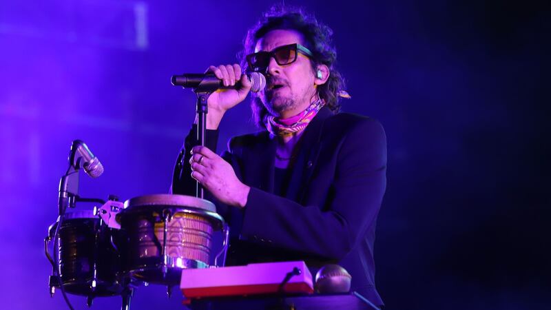 ¿Qué le pasó al cantante León Larregui en París? ‘Me golpearon y humillaron’