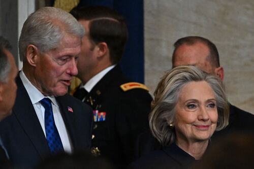 ¿Qué saben de Epstein? Congreso de EU cita a los Clinton por investigación tráfico sexual de menores