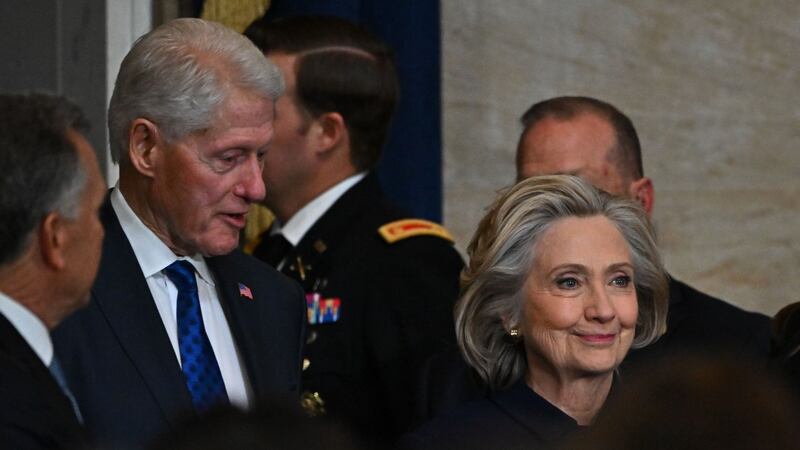 ¿Qué saben de Epstein? Congreso de EU cita a los Clinton por investigación tráfico sexual de menores