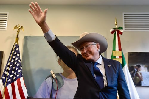 ‘Somos familia’: Ken Salazar destaca logros de México y EU en su despedida como embajador