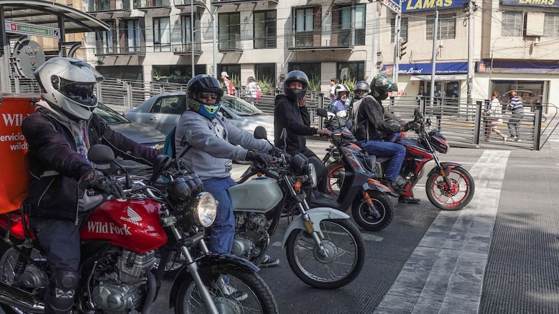 Mundial 2026 en CDMX: Motociclistas ‘se ponen las pilas’ y ofrecen viajes a Metro Allende por 120 pesos