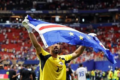 El portero de Cabo Verde, Vozinha, lloró al finalizar el juego contra España porque su mamá no pudo acudir a su primer partido. (Foto: EFE/Lavandeira Jr)