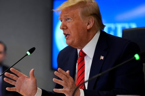 Trump anuncia cierre de frontera con México para viajes no esenciales; no afecta al comercio