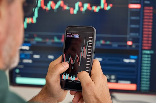 Prenden las alertas en Wall Street: Ejecutivos de EU venden acciones al segundo ritmo más alto en 20 años