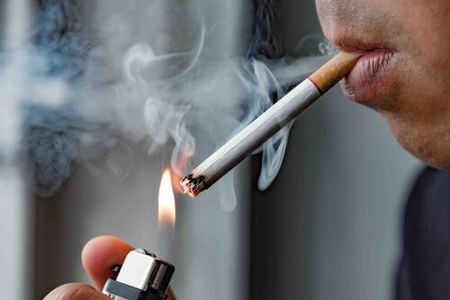 ¡Cuidado! Fumar en terrazas puede hacer que contraigas COVID-19