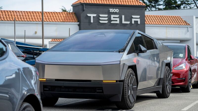 Tesla llama a revisión unidades de su Cybertruck por décima vez en 2 años: ¿Qué problemas tiene?