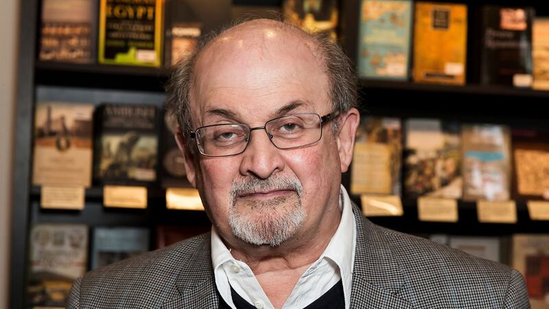 El escritor Salman Rushdie es atacado durante conferencia en Nueva York