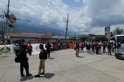 12 años sin los 43 normalistas: Estudiantes de Ayotzinapa bloquean la Autopista del Sol