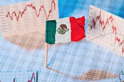 Balanza comercial de México queda ‘chueca’ en agosto: Exportaciones caen, pero importaciones suben