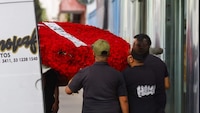 Así fue el funeral de ‘El Mencho’ en Jalisco: Coronas de flores del CJNG y personas con rostro cubierto