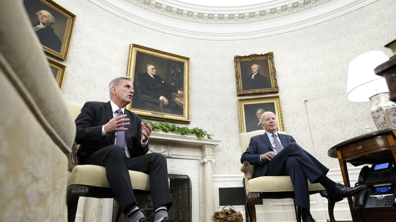 Techo de la deuda en EU: Biden ‘da su brazo a torcer’ con los republicanos, ¿Qué recortes cedió?