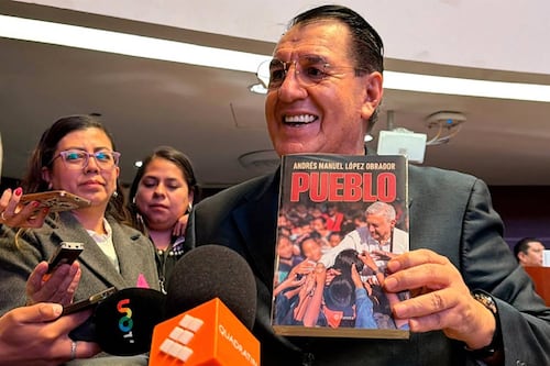 Se le adelanta a Adán Augusto: Senador del PT regala ejemplares del libro Pueblo, de AMLO