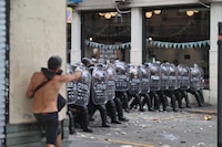 Trabajadores convocan a huelga por reforma laboral de Argentina: ¿De qué trata la propuesta de Milei?