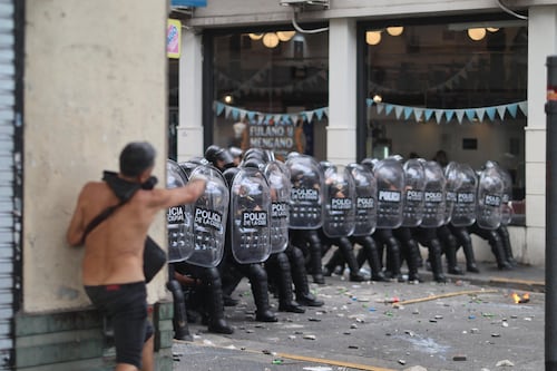 Trabajadores convocan a huelga por reforma laboral de Argentina: ¿De qué trata la propuesta de Milei?