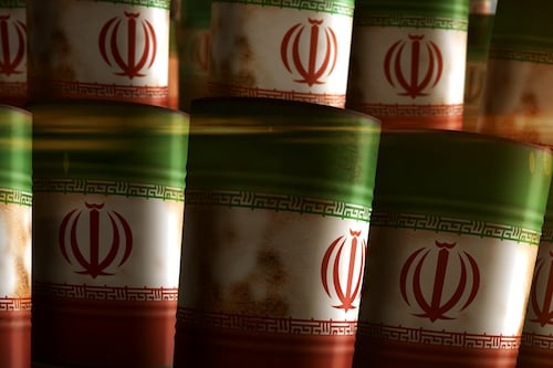La ‘rama de olivo’ de Trump: Ofrece ‘perdón’ temporal a sanciones contra petróleo de Irán