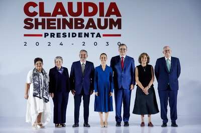 En medio, la virtual presidenta, Claudia Sheinbaum, con algunos miembros de su gabinete: Marcelo Ebrard, Juan Ramón De la Fuente; Rosaura Ruiz; Ernestina Godoy; Alicia Bárcena y julio Berdegué.
(Foto: GALO CAÑAS/CUARTOSCURO)