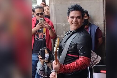 ‘Du Hast’ suena en el Zócalo: Richard Z. Kruspe, de Rammstein, improvisa concierto en CDMX