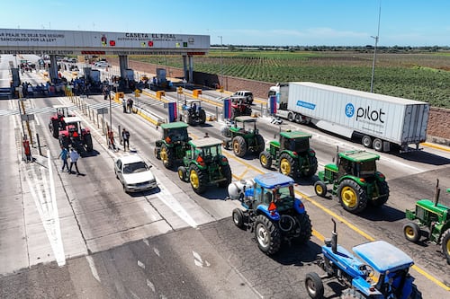 Transportistas presionan con bloqueo de vías en 9 entidades