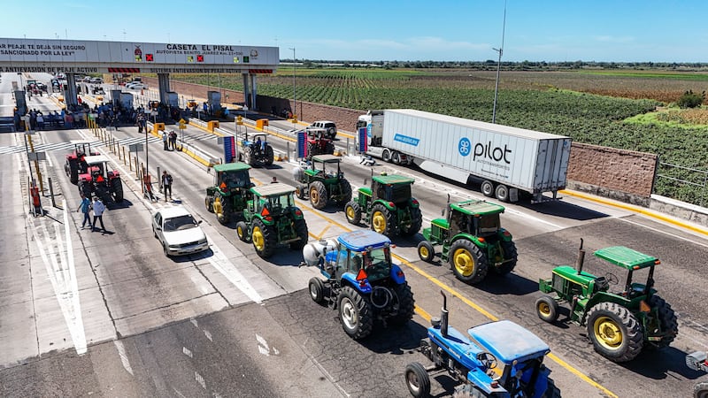Transportistas presionan con bloqueo de vías en 9 entidades
