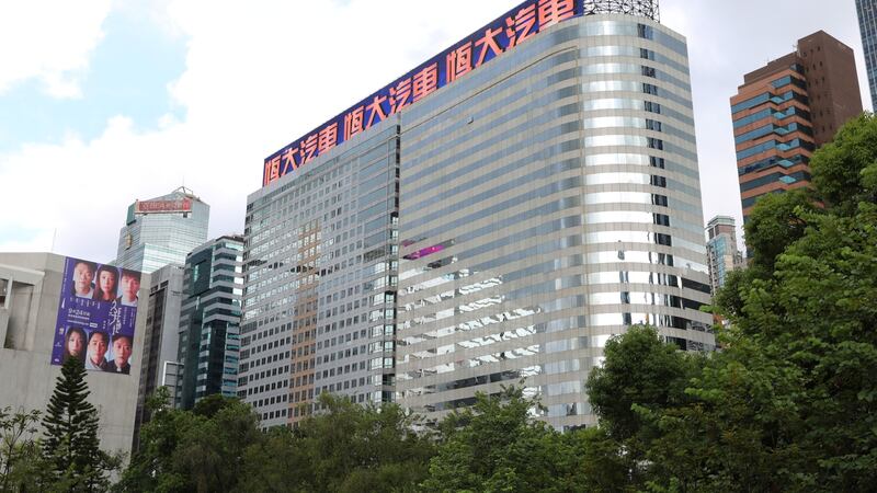 Evergrande: ¿Por qué la inmobiliaria china está causando una ‘marea roja’ en los mercados?