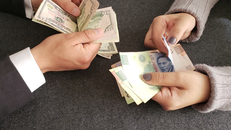 Peso se acerca (otra vez) a las 20 unidades por dólar