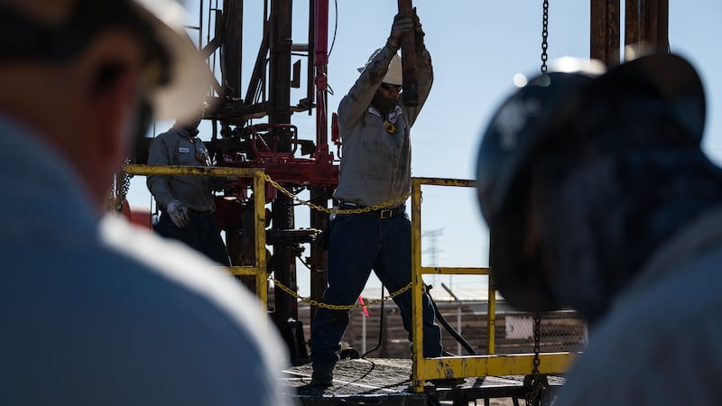 Precios del crudo reportan mayor retroceso desde 2022