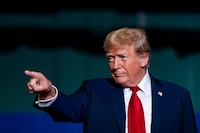 ¿Y la multa? Trump se asocia con empresario saudita para construir viviendas de lujo y un club de golf