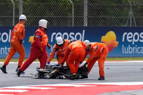 Una Ducati en pedazos y pilotos hospitalizados: Así fue el terrorífico accidente del GP de Cataluña de MotoGP