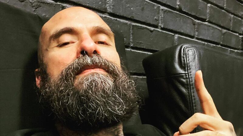 De tatuajes a barbería: Estos son los negocios del ‘Babo’, vocalista de Cartel de Santa