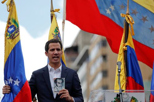 Guaidó jura como 'presidente encargado' de Venezuela ante manifestantes en Caracas