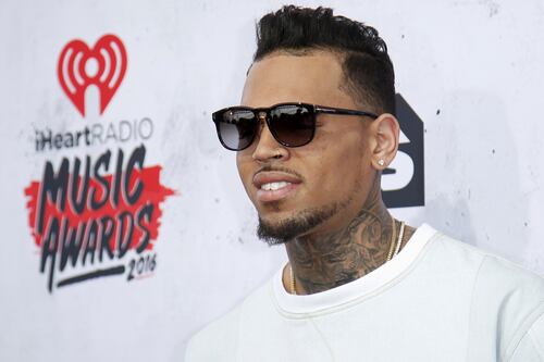 Detienen al cantante Chris Brown como sospechoso de una violación