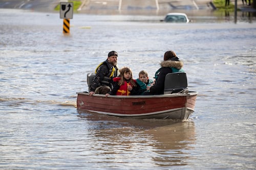 Una tormenta causa devastación en la frontera entre EU y Canadá