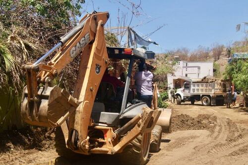 Gobierno de AMLO otorga a familias oaxaqueñas títulos de propiedad tras huracán ‘Agatha’
